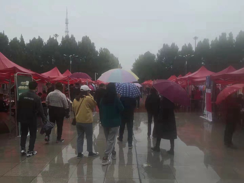“雨（yǔ）中求賢，職等你來”91抖阴下载_生化參加中牟縣招才引智（zhì）人才招聘會(圖3)