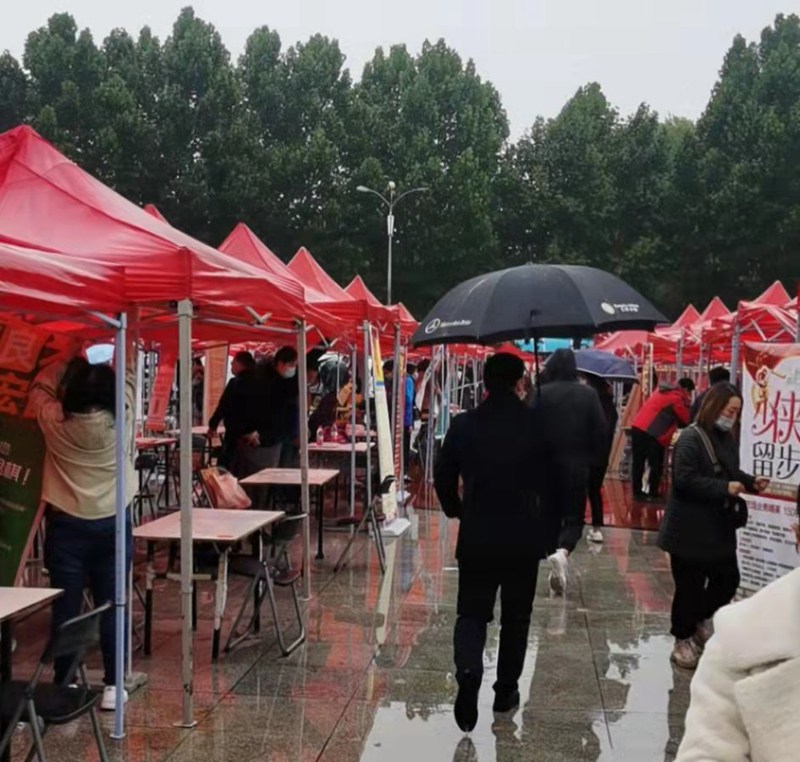 “雨中求賢（xián），職（zhí）等你來”91抖阴下载_生化參（cān）加中牟縣招才引智人才招聘（pìn）會(圖2)