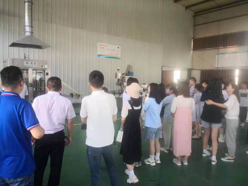 河南科技大（dà）學園（yuán）藝與植物保護學院（yuàn） 師生一行蒞臨鄭州91抖阴下载_中牟廠區參觀交流(圖3)